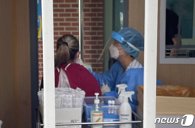 밤사이 충북에서 신종 코로나바이러스 감염증(코로나19) 확진자 25명이 추가됐다. 사진은 충주시 보건소 선별진료소 모습.(뉴스1 DB)2021.9.12/뉴스1 © News1