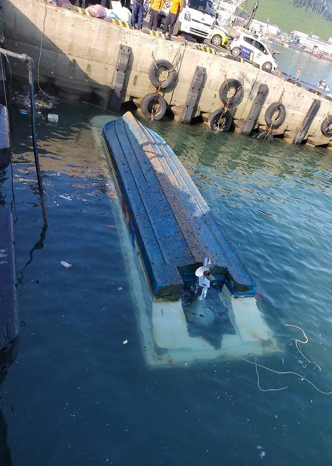 보령해경이 전복된 어선을 서천 홍원항으로 예인했다.(보령해경 제공)© 뉴스1