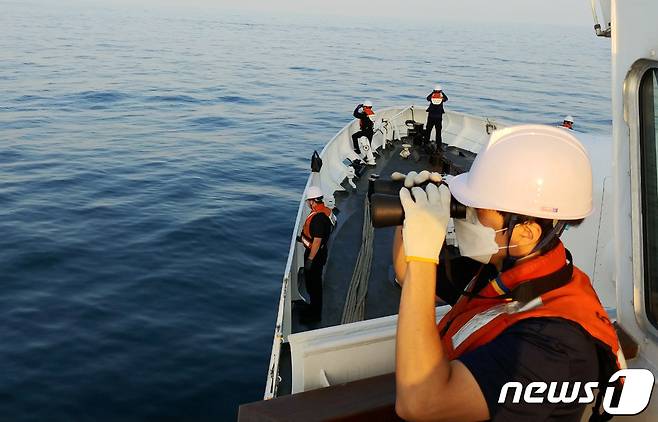실종된 순경 수색 작업을 하고 있는 해경(중부지방해양경찰청 제공)/뉴스1 © News1 박아론 기자