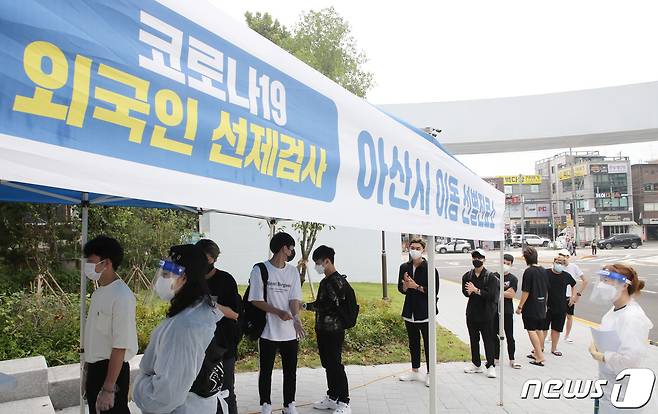 30일 충남 아산 순천향대학교에 마련된 외국인선별진료소에서 외국인 학생들이 신종 코로나바이러스 감염증(코로나19) 검사를 받고 있다. 2021.8.30/뉴스1 © News1 김기태 기자