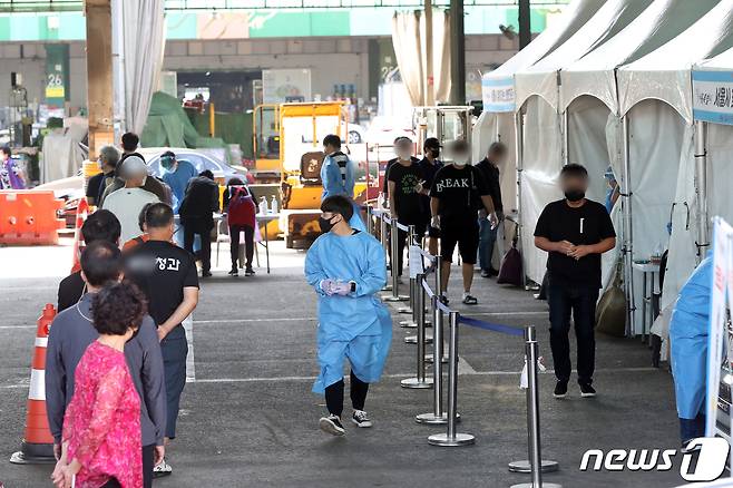 12일 오전 서울 송파구 가락농수산물종합도매시장에 마련된 신종 코로나바이러스 감염증(코로나19) 임시선별진료소에서 시민들이 검사를 받고 있다. 이날 서울시에 따르면 0시 기준 가락시장 관련 신규 확진자는 27명이다. 관련 누적 확진자는 총 110명(서울101명)이다. 2021.9.12/뉴스1 © News1 황기선 기자