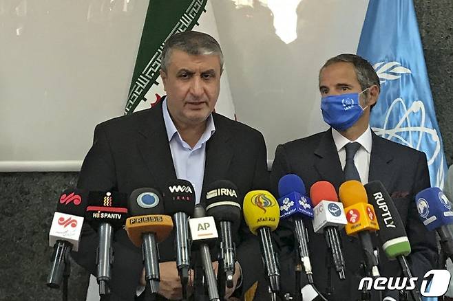 모하메드 에슬라미(왼) 이란 원자력청(AEOI) 청장과 라파엘 그로시 유엔 산하 국제원자력기구(IAEA) 사무총장이 2021년 9월 12일 테헤란에서 공동기자회견을 열고 있다. © AFP=뉴스1 © News1 최서윤 기자