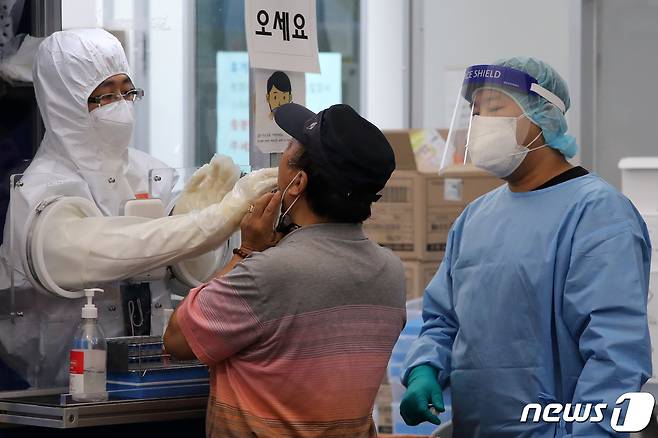 11일 오전 서울 송파구보건소에 마련된 선별진료소에서 시민들이 신종 코로나바이러스 감염증(코로나19) 검사를 받고 있다. 2021.9.11/뉴스1 © News1 조태형 기자