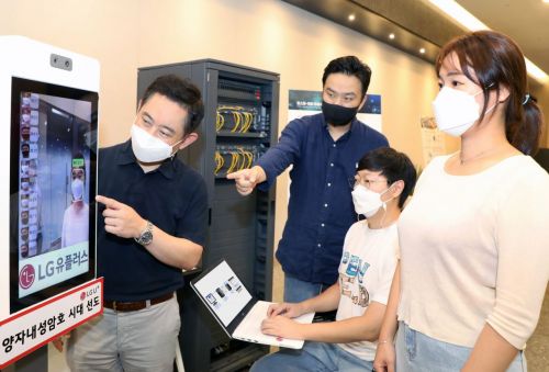 LG유플러스 직원들이 지난 10일 오전 서울 용산사옥에서 양자내성암호로 보안을 강화한 안면인식서비스를 시험해보고 있다. 사진제공=LG유플러스
