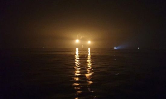 지난 10일 인천시 옹진군 소청도 인근 해상에서 해양경찰 함정이 쏘아 올린 조명탄이 주변을 비추고 있다. [사진=해양경찰청]