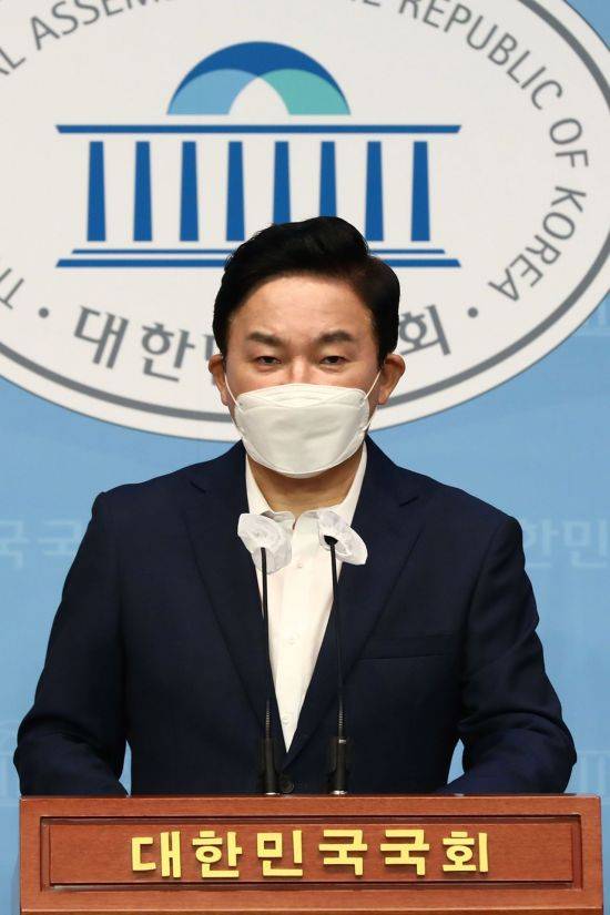 국민의힘 대선 경선 예비후보인 원희룡 전 제주도지사가 10일 서울 여의도 국회 소통관에서 국가찬스 7호 공약 '주택 공급계획'을 발표하고 있다. [이미지출처=연합뉴스]