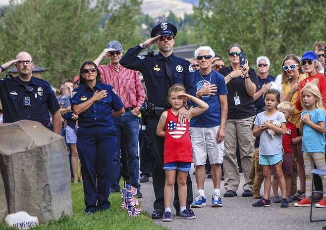 9월 11일 콜로라도 에드워즈에서 열린 9·11테러 20주년 추모식장 모인 사람들이 희생자들에게 경의를 표하고 있다./AP 연합뉴스