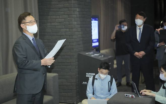 12일 최재형 예비후보가 윤석열 예비후보와의 회동을 마친후 최근 논란이 되고 있는 ‘고발사주’사건관련 입장문을 낭독하고 있다. /이덕훈 기자