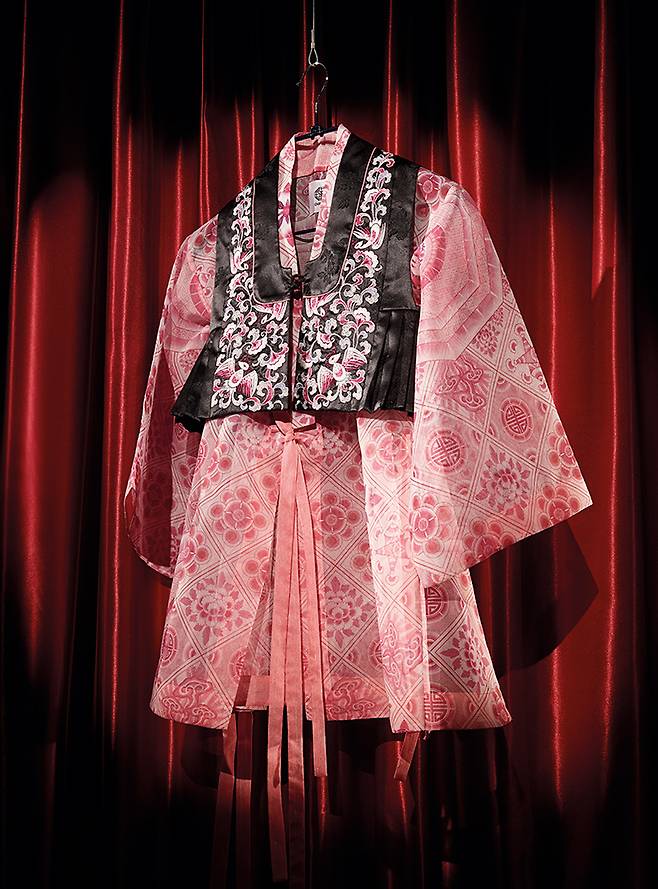 지미 팰런의 〈더 투나잇 쇼 스타링 지미 팰런〉에서 블랙핑크 제니가 입은 퓨전 한복. 검은색 배자는 제니만을 위해 스타일리스트 발코가 디자인하고 단하가 제작한 의상이며, 핑크색 도포는 단하의 기성복 제품이다. 제니는 이 쇼에서 기존 도포를 짧게 리폼해 착용했다. 도포 52만원 단하.