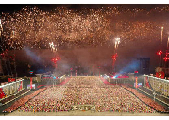 9월 9일 새벽 공화국 창건 73주년 기념 열병식이 김일성광장에서 화려한 축포와 조명 속에 개최됐다. 출처: 조선중앙TV
