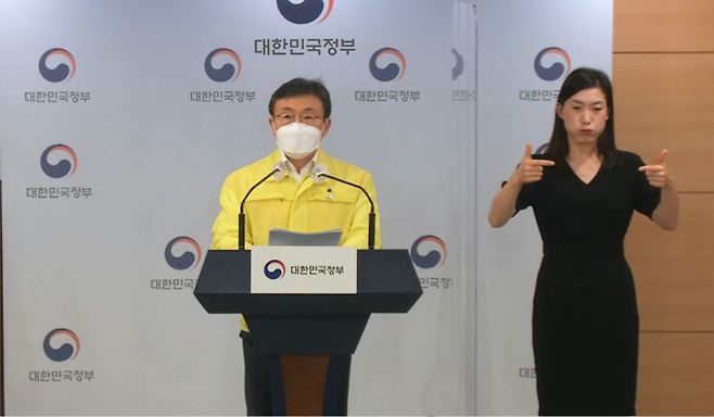 권덕철 중앙재난안전대책본부 1차장(보건복지부 장관)은 12일 중대본 회의 모두발언을 통해 “추석 연휴 기간 동안 방역 수칙이 얼마나 잘 지켜지는지에 따라 명절 이후에 코로나19가 전국적으로 다시 확산하느냐 안정되느냐가 결정될 것”이라며 “방역 수칙이 제대로 지켜지지 않고 감염이 확산하는 경우,우리가 모두 기대하고 있는 일상 회복이 늦어질 수밖에 없다”고 말했다.&nbsp; e브리핑 캡처