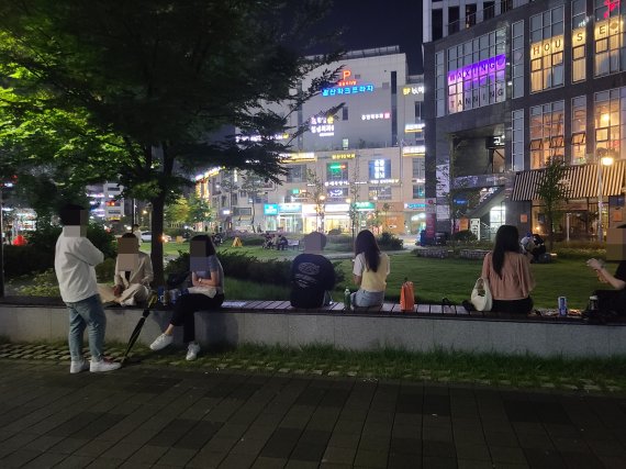 지난 10일 서울 강서구 마곡동 일대에서는 오후 10시 이후에도 시민들이 벤치 등에 모여앉아 술을 마시고 있다/사진=이진혁 기자