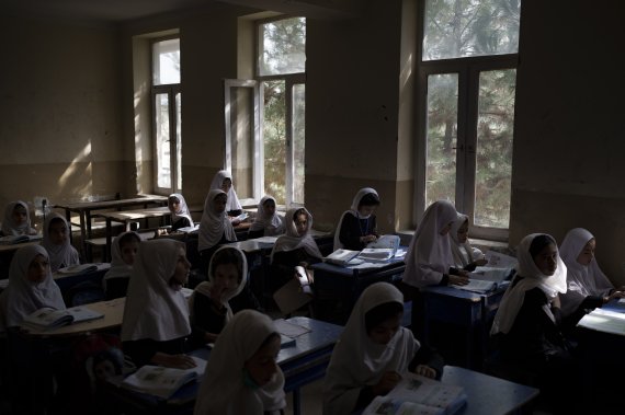 12일(현지시간) 아프가니스탄 수도 카불에서 히잡을 착용한 여학생들이 수업을 준비하고 있다.AP뉴시스