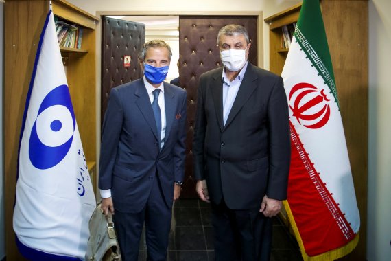 이란 테헤란에서 12일(현지시간) 라파엘 그로시 국제원자력기구(IAEA) 사무총장(왼쪽)과 모하마드 에슬라미 이란 원자력청(AEOI)장이 함께 사진을 찍고 있다.로이터뉴스1