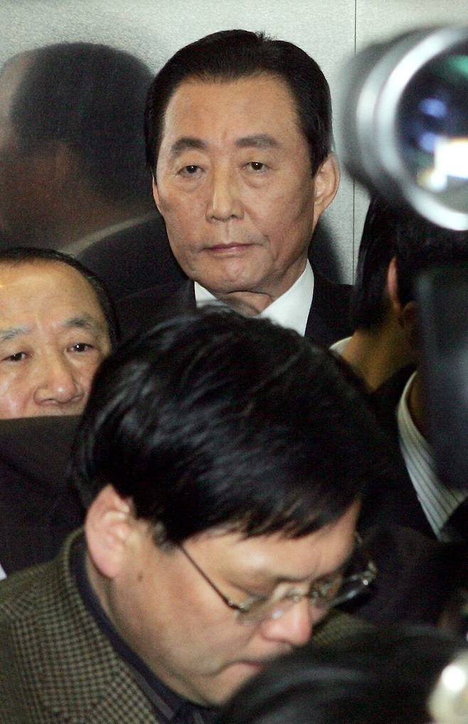 2007년 1월 고건 전 국무총리가 대선 불출마 선언을 위해 기자회견장을 찾았다가 지지자들이 막아서자 착잡한 표정을 짓고 있다. 한겨레 김경호 선임기자