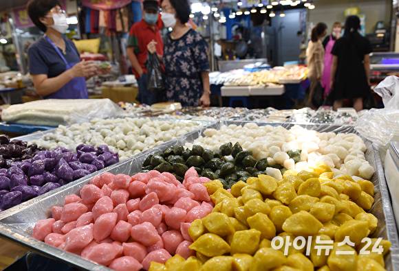 천안 중앙시장 떡집에 추석 송편이 진열 돼 있다.  [사진=이숙종 기자]