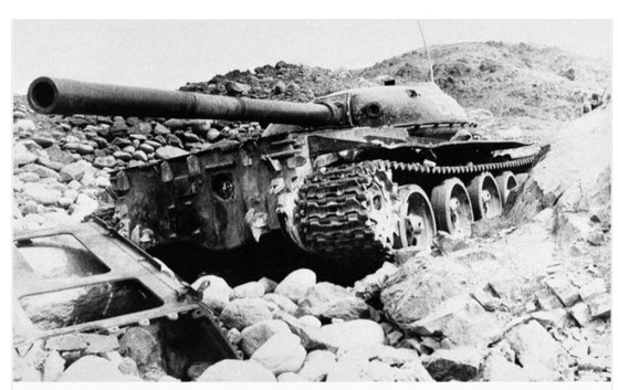 1981년 2월 25일 판지시르 계곡에서 파괴된 채 버려진 소련군 T-62 탱크. 수송행렬을 엄호하다 마수드의 무자헤딘에게 당했다. The National