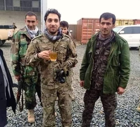 아흐마드 샤 마수드의 아들인 아흐마드 마수드 주니어.(가운데 찻잔을 든 남성). 현재 판지시르 계곡에서 탈레반과의 전투를 지휘하고 있다고 한다. NRFA