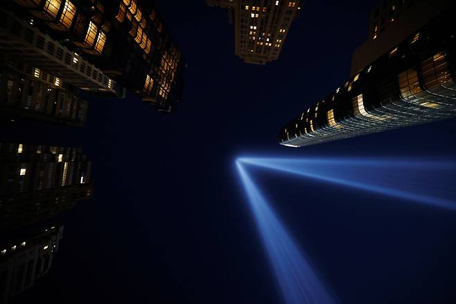 9.11 테러 20주년인 11일 옛 세계무역센터 자리에서 푸른 조명을 쏘아올리고 있다. 로이터=연합뉴스