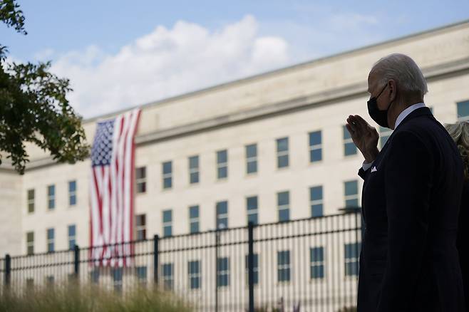 조 바이든 미국 대통령이 테러 현장인 미 국방부 청사에서 열린 추모행사에 참석해 거수경례를 하고 있다. AP=연합뉴스