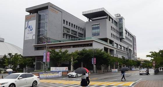 이번 학기부터 대학원 신입생이 되어 다시 공부에 도전한다. 아직 비대면 수업이지만 캠퍼스에 활기를 불어넣고 있는 젊은 학생들을 보고 있자니 만학의 설렘과 긴장감이 동시에 밀려온다. [사진 박헌정]