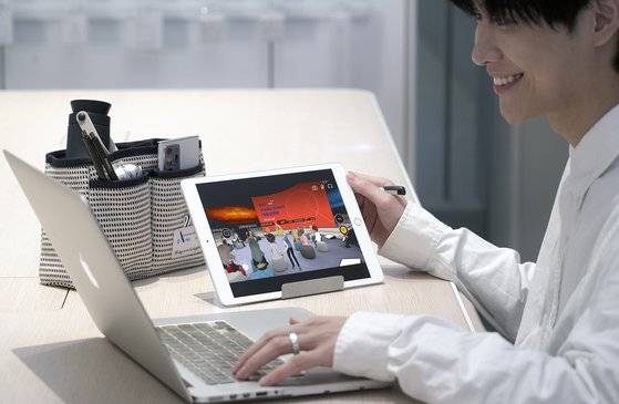 SK텔레콤 모델이 ‘점프 버추얼 밋업’ 앱을 활용해 메타버스 채용설명회에 참여하고 있다. [사진 SK텔레콤]