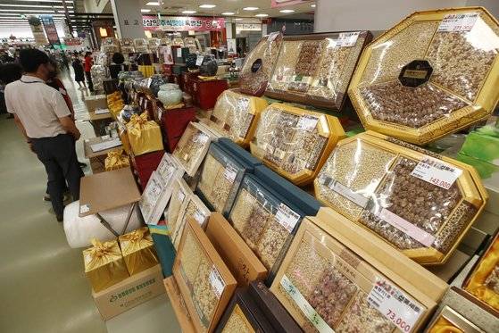 9일 서울 시내 한 대형마트의 선물 코너 모습. [연합뉴스]