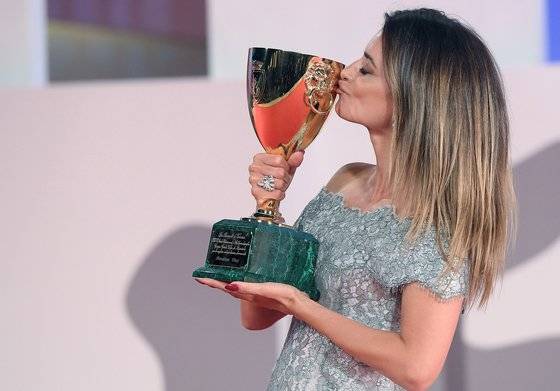 배우 페넬로페 크루즈는 임산부를 연기한 '페러렐 마더스'로 볼피컵-여우주연상을 받고 트로피에 진한 키스를 남겼다. 객석에서 배우인 남편 하비에르 바르뎀이 아낌없는 박수로 축하했다.[EPA=연합뉴스]