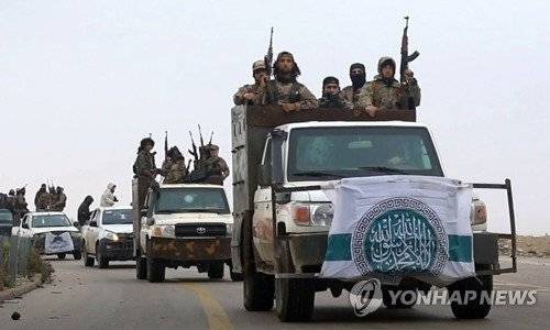 알카에다 선전매체가 공개한 시리아 북서부 '하야트 타흐리르 알샴'(HTS) 조직원의 모습. [AP=연합뉴스]