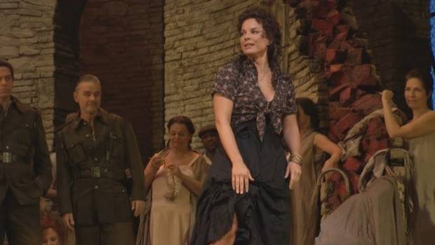 카르멘 역의 메조소프라노 엘리나 가랑차(Elina Garanca)가 <카르멘(Carmen)> 1막 아리아 '사랑은 길들일 수 없는 들새:하바네라'를 부르는 모습. 사진 출처=메트로폴리탄 오페라