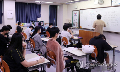 1일 오전 서울 마포구 상암고등학교에서 고3 학생들이 2022학년도 수능 9월 모의평가(모평) 준비를 하고 있다. 연합뉴스