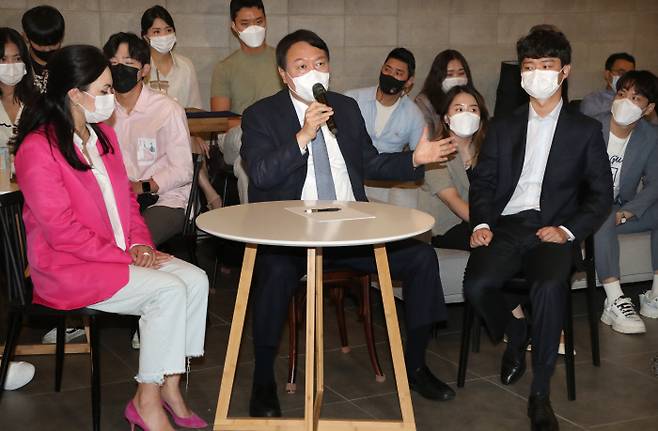 청년들과 만남 윤석열 국민의힘 대선 경선 예비후보가 12일 서울 서대문구 신촌에서 열린 청년 싱크탱크 상상23 토크콘서트 ‘청년, 희망을 해킹하라’에서 이야기하고 있다.    국회사진기자단
