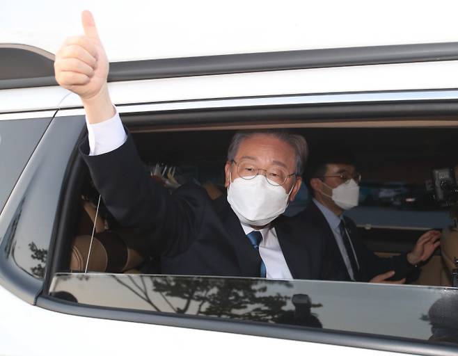 엄지 척 이재명 경기지사가 12일 강원 원주시 오크밸리 리조트 컨벤션홀에서 열린 더불어민주당 대선 후보자 선출을 위한 강원 합동 연설회를 마치고 행사장을 떠나며 지지자들에게 인사하고 있다. 이 지사는 이날 발표된 국민·일반당원 1차 선거인단 투표에서 51.09%를 얻어 1위에 올랐다.    원주 | 김영민 기자