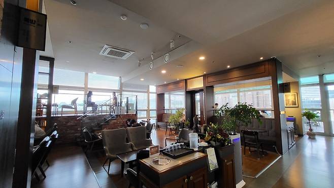 The interior of Dok Dabang (Kim Hae-yeon/The Korea Herald)