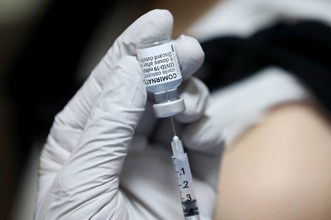 만18~49세 사전예약자를 대상으로 한 코로나19 백신 접종이 시작된 26일 한 병원관계자가 백신 접종을 준비하고 있다. 2021.08.26 사진공동취재단