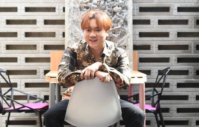 테너 존노가 지난 9일 서울 종로구의 한 카페에서 최근 발매한 첫 클래식 앨범 ‘NSQG’와 오는 19일 예술의전당 콘서트홀에서 예정된 첫 솔로 리사이틀 무대에 대해 이야기하고 있다.   권현구 기자