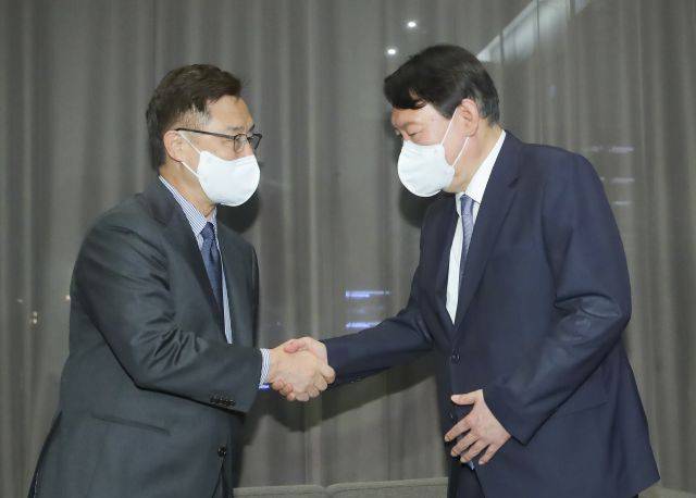 국민의힘 윤석열, 최재형 대선 경선 예비후보가 12일 서울 여의도 글래드 호텔에서 만나 악수하고 있다. 국회사진기자단