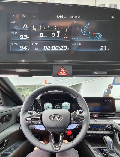 레이싱카를 연상시키는 아반떼 N의 계기판과 실내 디자인.