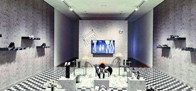 독일 작가 헨리케 나우만의 설치·영상 작품. 가상의 신발 브랜드 부티크에 전시된 짝짝이 구두를 통해 통일의 어려움을 시사한다. 서울시립미술관 제공