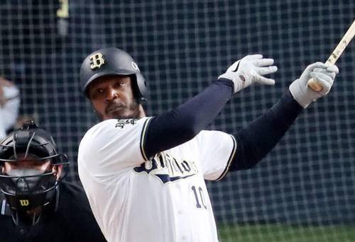 오릭스 애덤 존스가 기대에 미치지 못하는 부진을 겪고 있지만 팀을 위한 헌신은 높은 평가를 받고 있다.               사진=오릭스 SNS