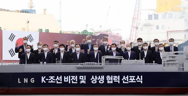 [거제=뉴시스] 김진아 기자 = 문재인 대통령이 9일 경남 거제시 삼성중공업에서 열린 K-조선 비전 및 상생 협력 선포식에서 홍남기 기획부총리 겸 기획재정부 장관을 비롯한 조선산업 생태계 경쟁력 강화 협약식 참석자들과 기념촬영을 하고 있다.    이날 협약식에는 문승욱 산업통상자원부 장관, 문성혁 해양수산부 장관, 안경덕 고용노동부 장관, 가삼현 한국조선해양 사장(한국조선해양플랜트협회 회장), 이성근 대우조선해양 사장, 정진택 삼성중공업 사장, 이수근 대선조선 사장, 장윤근 케이조선 사장, 김성태 한국중소조선공업협동조합 이사장, 강호일 한국조선해양기자재공업협동조합 이사장, 김부기 선박해양플랜트연구소 소장, 이형철 한국선급 회장, 배정철 한국조선해양기자재연구원 원장, 정태순 한국해운협회 회장, 김수복 조선5사 사내협력사연합회 회장, 김현수 대한조선학회 학회장, 서용석 중소조선연구원 원장이 참석했다. 2021.09.09. bluesoda@newsis.com