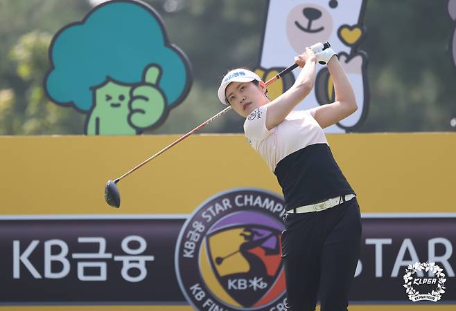 12일 경기도 이천 블랙스톤이천CC에서 열린 한국여자프로골프(KLPGA) 투어 KB금융 스타챔피언십 최종라운드 1번 홀에서 박민지가 티샷하고 있다. [KLPGA 제공. 재판매 및 DB 금지] [연합]