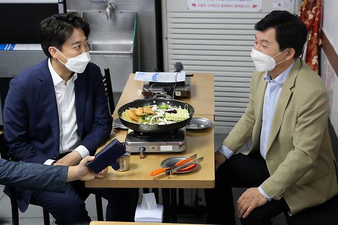 국민의힘 이준석 대표와 원희룡 대선 경선 예비후보가 12일 오후 서울 중구 떡볶이 집에서 회동하고 있다. 이번 만남은 '녹취록 갈등'으로 남은 감정을 털어버리자는 취지와 당내 현안 등을 논의하기 위해 원 후보의 제안으로 이뤄졌다. [연합]