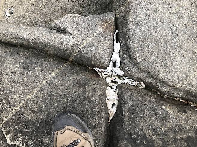 [서울=뉴시스] 거문도 서도 갯바위에서 발견된 낚싯대 고정대에 쓰인 폐납. (사진=국립공원공단 제공). 2021.09.12. photo@newsis.com *재판매 및 DB 금지