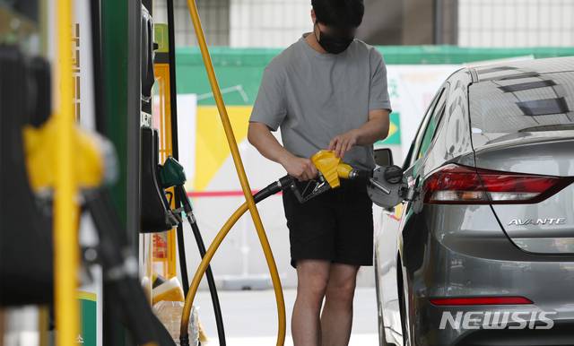 [서울=뉴시스] 조성우 기자 = 전국 주유소 휘발유 가격이 13주 연속 상승세를 이어가는 4일 오전 서울의 한 셀프주유소에서 시민이 차량에 주유를 하고 있다.  2021.08.04. xconfind@newsis.com