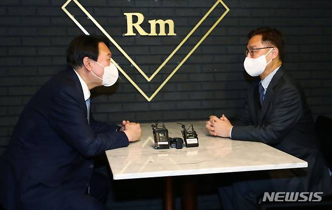 [서울=뉴시스] 국회사진기자단 = 국민의힘 윤석열(왼쪽), 최재형 대선 경선 예비후보가 12일 서울 여의도 글래드 호텔에서 정권의 정치공작과 국정원의 대선 개입 의혹 문제에 대처하기 위해 회동을 하고 있다. 2021.09.12. photo@newsis.com
