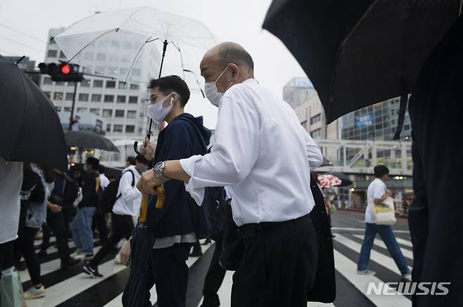 [도쿄=AP/뉴시스] 9월2일 일본 도쿄에서 코로나19 확산 방지를 위해 마스크를 쓴 시민들이 건널목을 건너고 있다.  2021.09.02.
