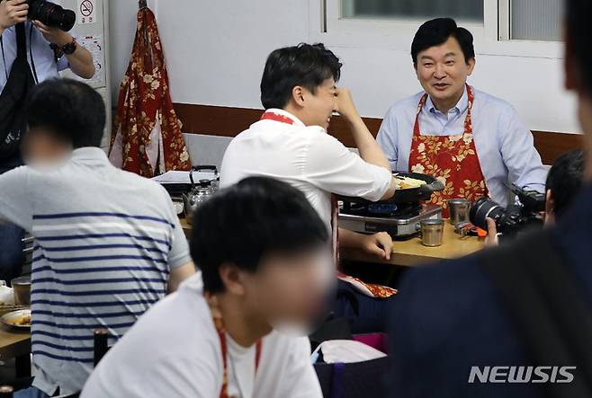 [서울=뉴시스] 국회사진기자단 = 국민의힘 이준석 대표와 원희룡 대선 경선 예비후보가 12일 서울 중구 한 떡볶이집에서 회동을 하고 있다. 2021.09.12. photo@newsis.com