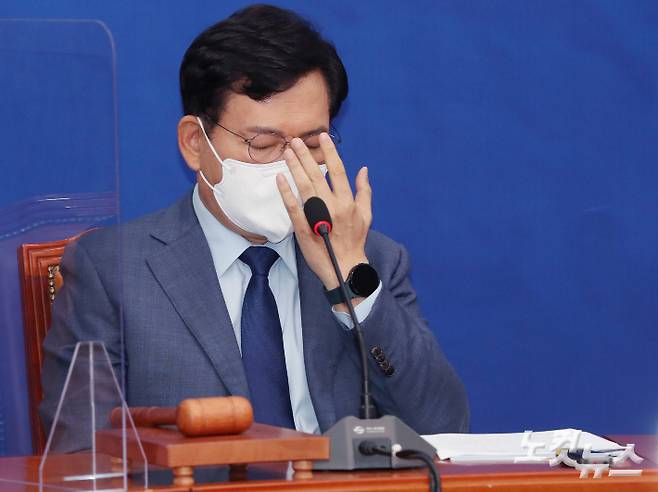 더불어민주당 송영길 대표가 6일 국회에서 열린 최고위원회의에서 생각에 잠겨있다. 윤창원 기자
