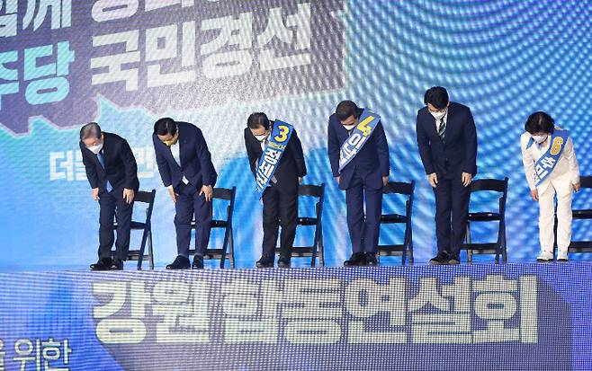 12일 오후 강원 원주시 오크밸리리조트 컨벤션센터에서 열린 더불어민주당 강원권역 순회경선 합동연설회에서 후보들이 감사 인사를 하는 모습. 왼쪽부터 기호순으로 이재명, 김두관, 정세균, 이낙연, 박용진, 추미애 후보. 연합뉴스
